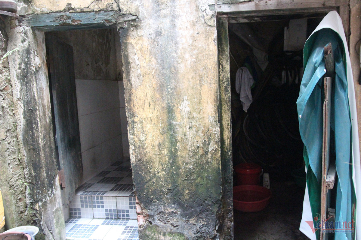 Vợ chồng hơn 40 năm sống trên nóc nhà vệ sinh ở phố cổ Hà Nội giờ ra sao?