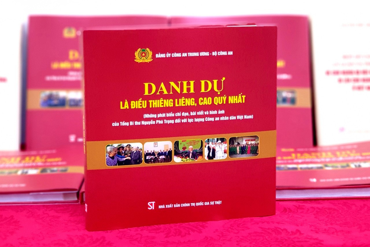 Ra mắt sách 'Danh dự là điều thiêng liêng, cao quý nhất'