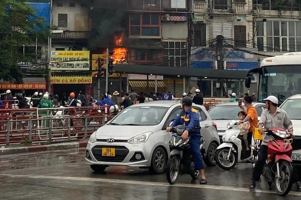 Ngôi nhà 2 tầng ở Hà Nội cháy dữ dội