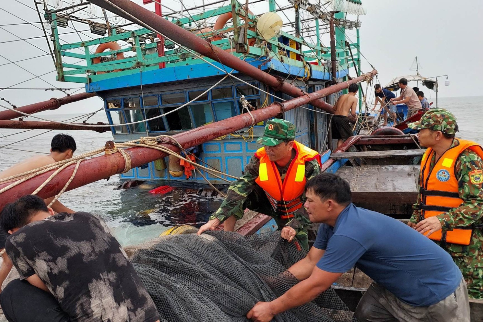 Chìm tàu cá, kịp thời cứu sống 6 ngư dân ở Quảng Bình