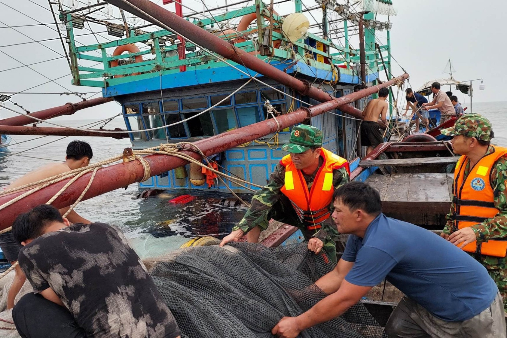 Bản tin chiều 13/4: Chìm tàu cá, kịp thời cứu sống 6 ngư dân ở Quảng Bình