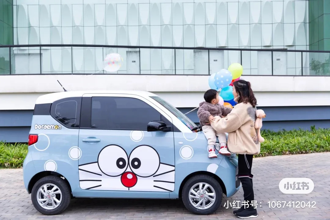 Ô Tô Điện Mini Trung Quốc Thử Độ Cứng Bằng Cách Cõng Xe Tăng