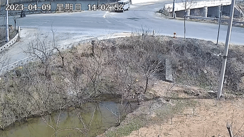 Tài xế đạp nhầm chân ga, ô tô cắm đầu xuống vũng nước ở Trung Quốc