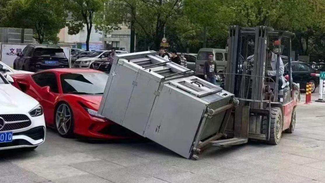 Trung Quốc: Tài xế xe nâng làm đổ lò nướng đè bẹp đầu siêu xe Ferrari