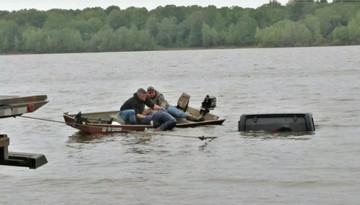Mỹ: Nữ tài xế sống sót sau nhiều giờ bị mắc kẹt trong chiếc Jeep chìm ở hồ