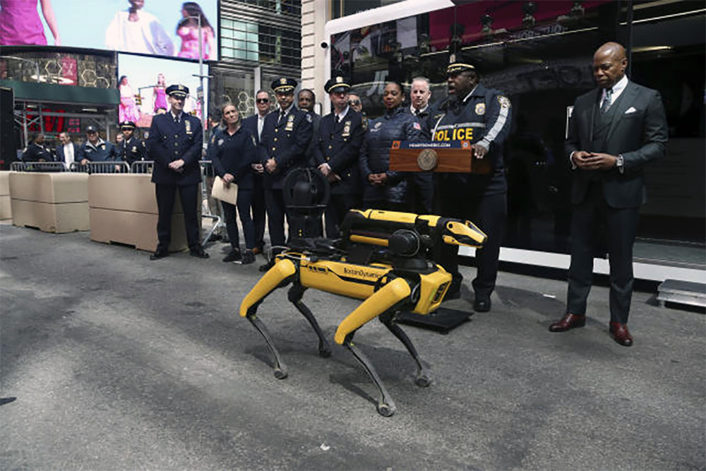 Xem chó robot trợ giúp cảnh sát New York làm nhiệm vụ