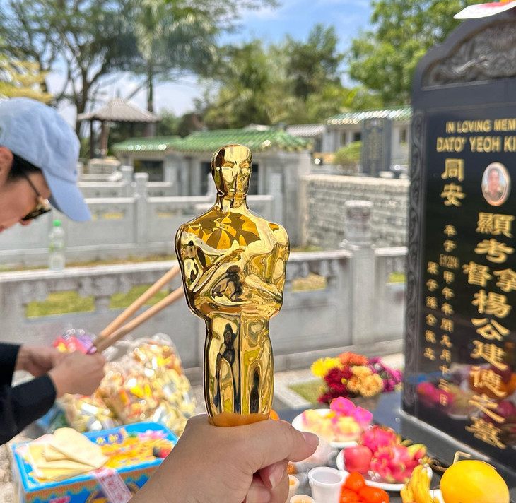 Dương Tử Quỳnh mang tượng vàng Oscar đến mộ cha