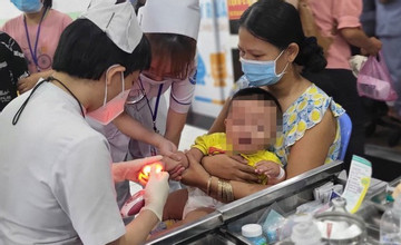 Inclement weather in VN makes adults, children sick