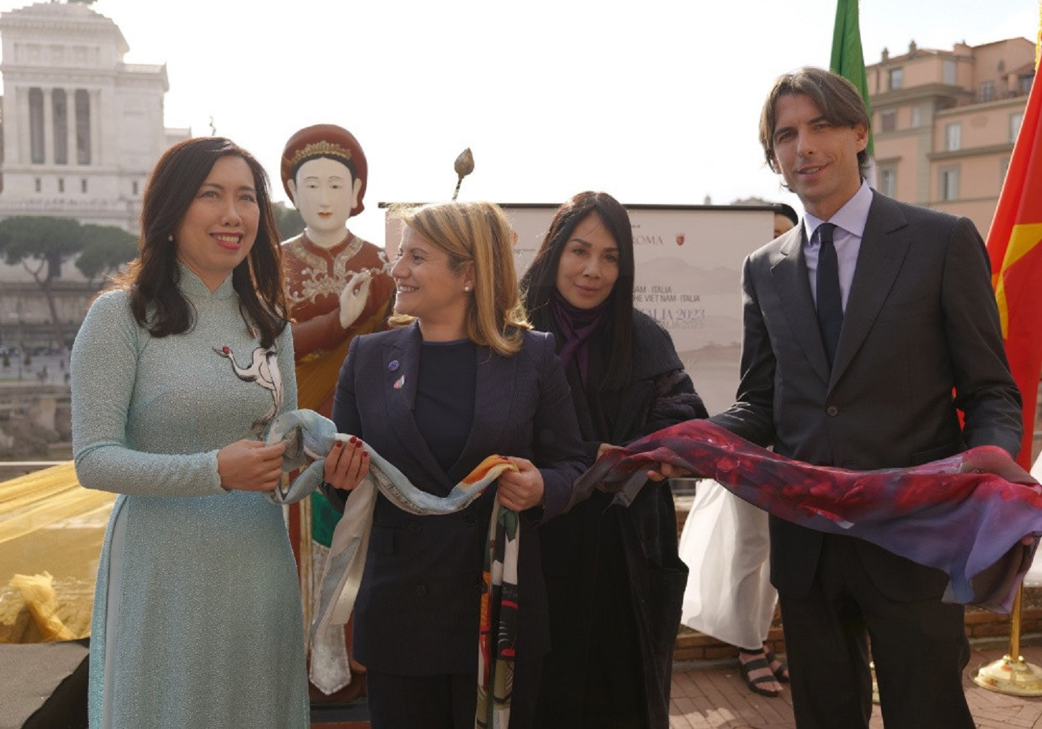Fashion designer Minh Hanh’s collection performed in Italy