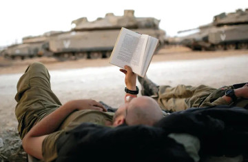 Nhiệm vụ mới của quân nhân Israel: Đọc sách