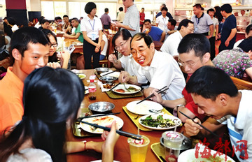 Chuyện phía sau bữa ăn miễn phí tại trường học hơn 100 tuổi ở Trung Quốc
