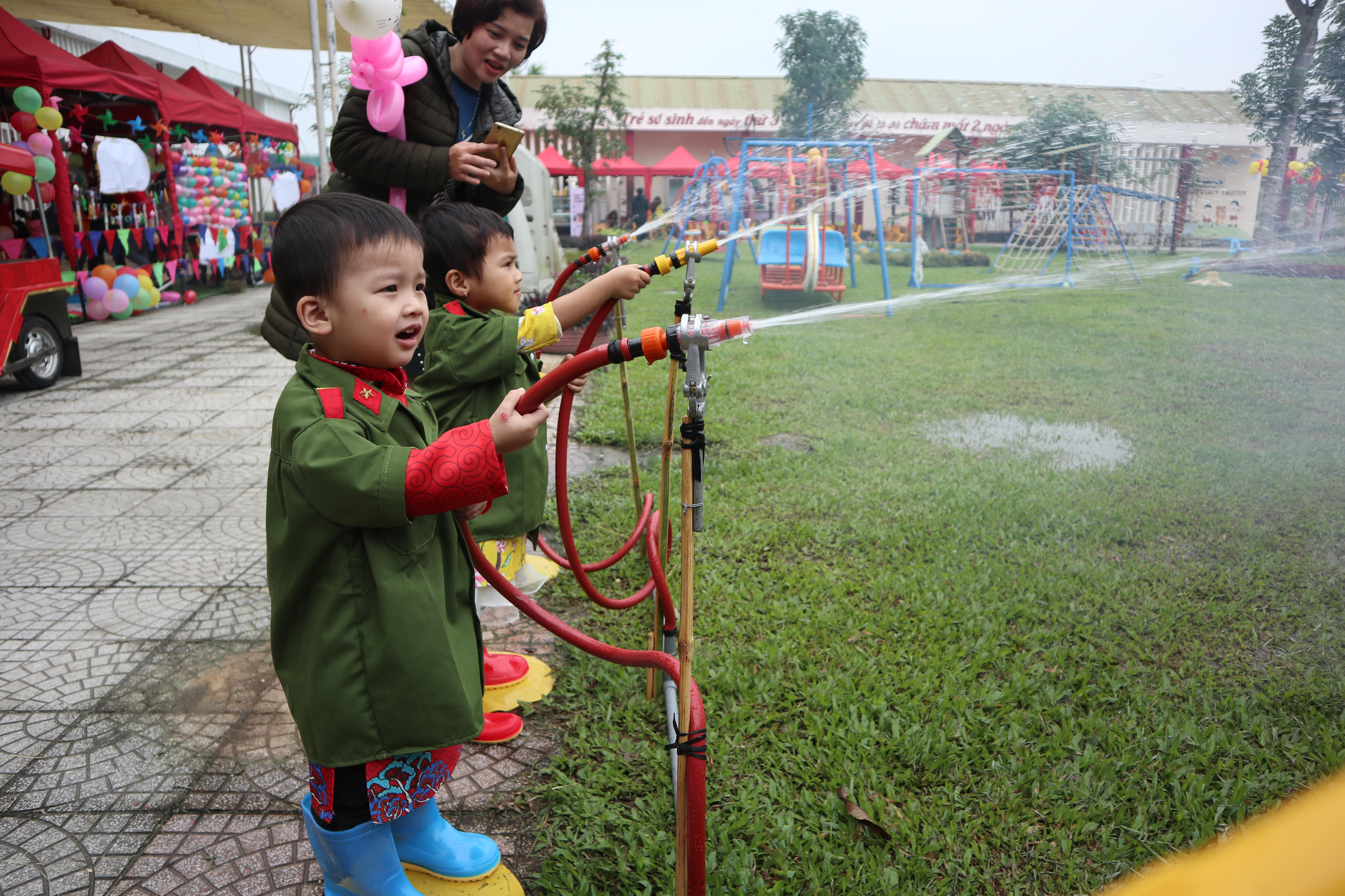 Tâm thư xin trả tuổi thơ cho trẻ: Bị 'bêu' tên trong nhóm, lịch học thêm dày đặc