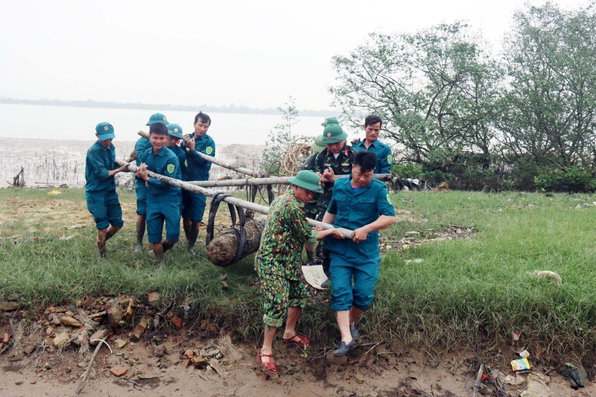 Bom 225kg còn nguyên kíp nổ trên sông Lam