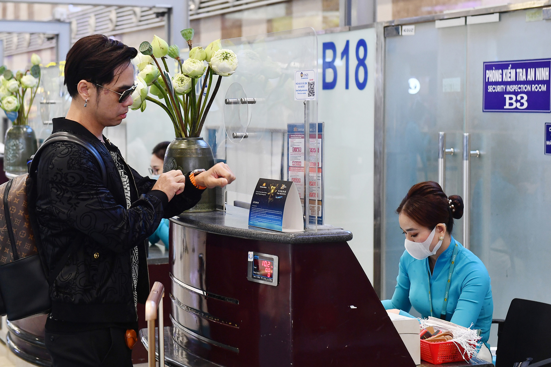 Sân bay Nội Bài thí điểm xác thực hành khách làm thủ tục bay bằng CCCD gắn chip
