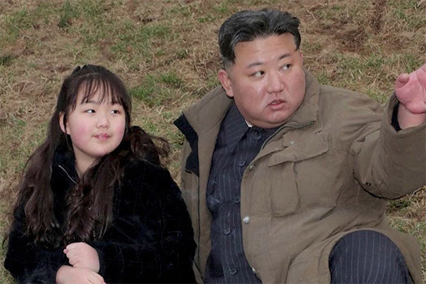 NLĐ Kim Jong Un cùng gia đình theo dõi phóng 'tên lửa mạnh nhất Triều Tiên'