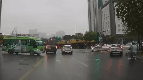 Hà Nội: Xe buýt tránh đèn đỏ bằng kiểu đi 'khôn lỏi'