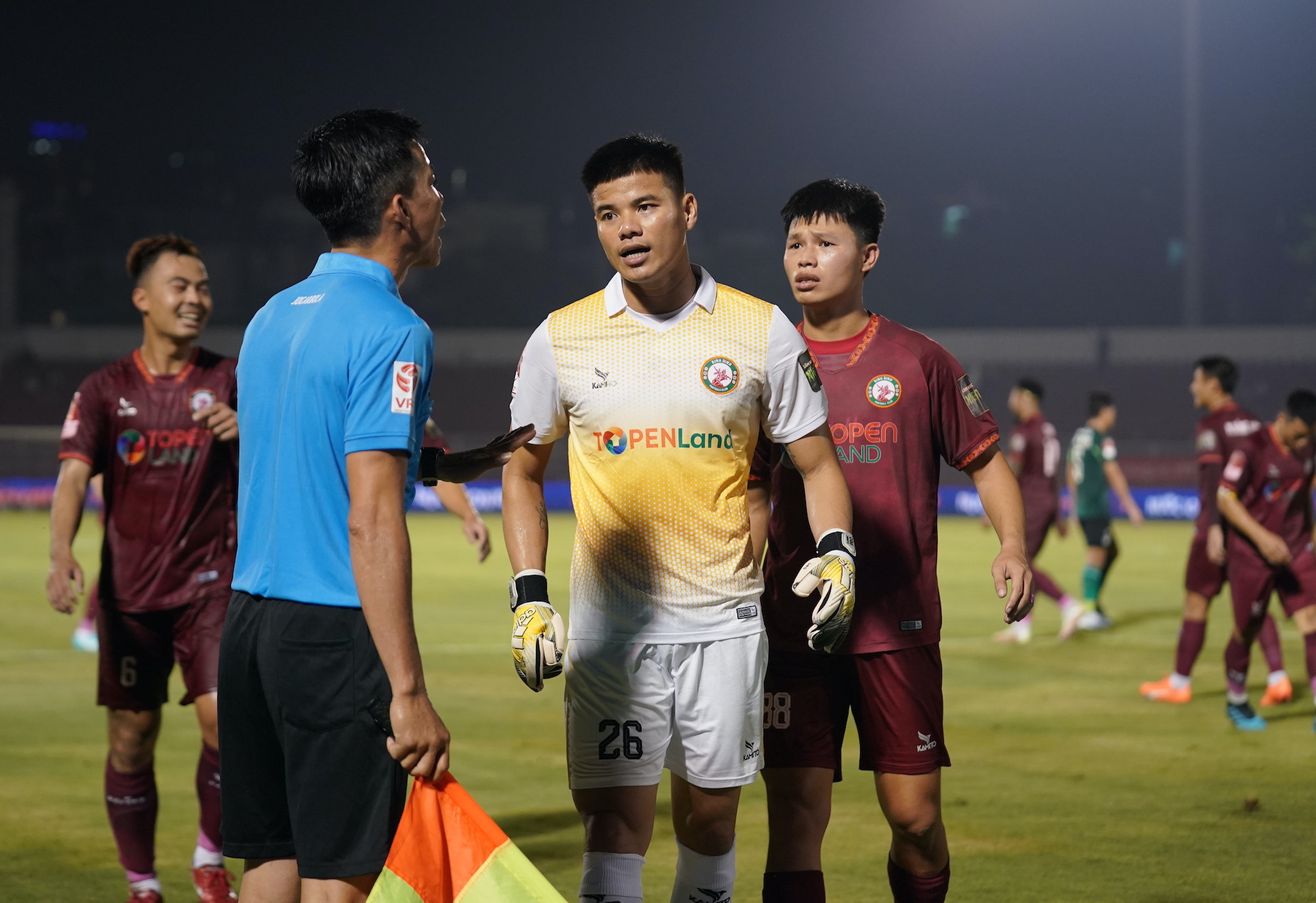 Quyết định của trợ lý Nguyễn Thành Trung bị các cầu thủ Bình Định phản ứng dữ dôi, nhưng mọi chuyện vẫn được thực thi. 