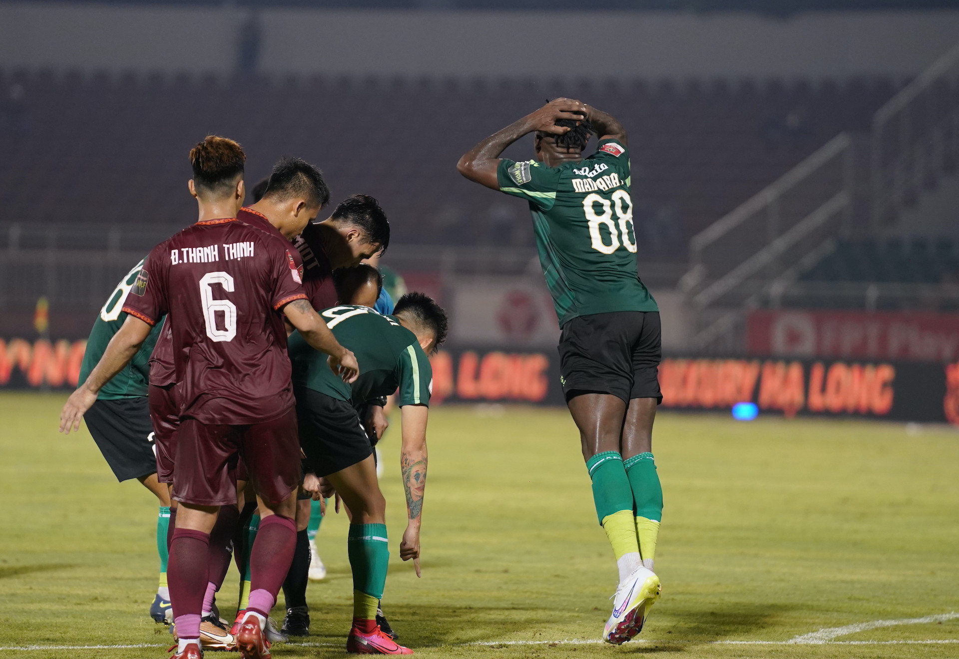 Phút 80 của trận đấu, thời điểm đội khách đang dẫn trước với tỉ số 1-0, Victor Mansaray của TPHCM dứt điểm từ ngoài vòng cấm đưa bóng trúng tay Adriano Schmidt.