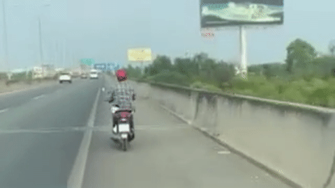 Ô tô cấp cứu hộ tống xe máy đi lạc vào cao tốc Long Thành - Dầu Giây