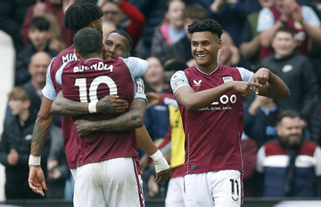 Aston Villa đè bẹp Newcastle, MU mừng thầm