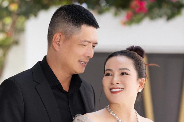 Hôn nhân ngọt ngào 15 năm của MC Bình Minh và vợ doanh nhân