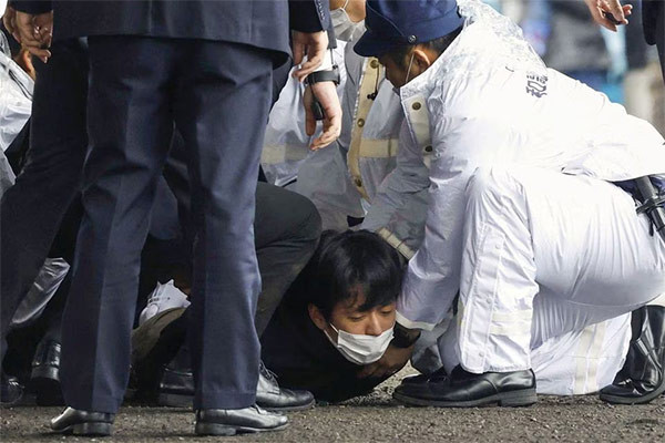 Tiết lộ ban đầu về nghi phạm ném bom khói nhằm vào Thủ tướng Nhật Bản