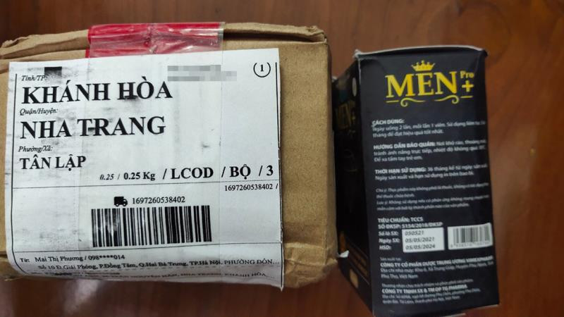 Gói hàng thực phẩm chức năng được một người mang đến giao cho người nhà chị K.