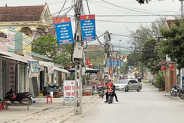 Hàng cột điện ‘chình ình’ giữa tuyến đường mới nâng cấp