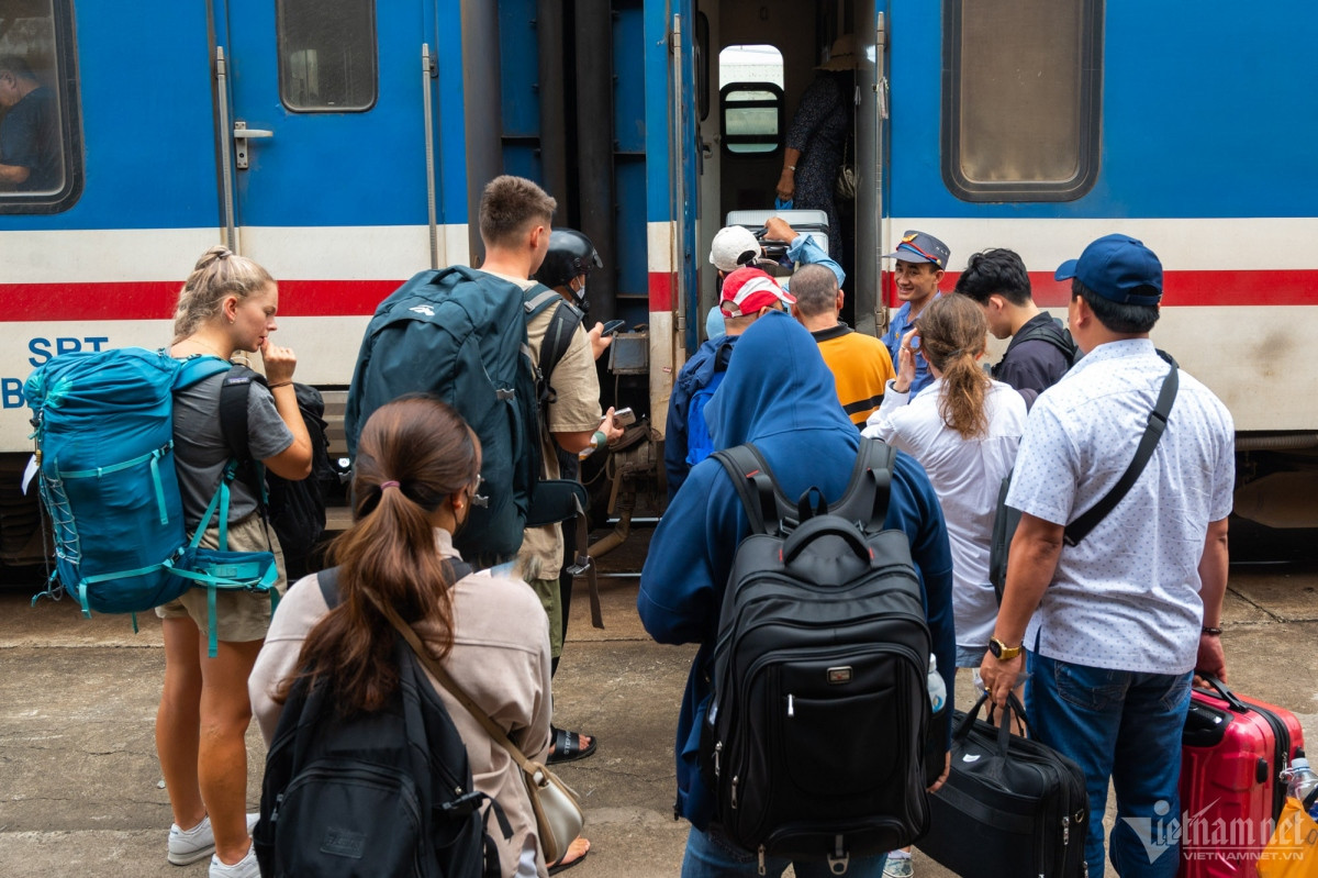 foreign tourists explore vietnamese landscapes by train picture 1