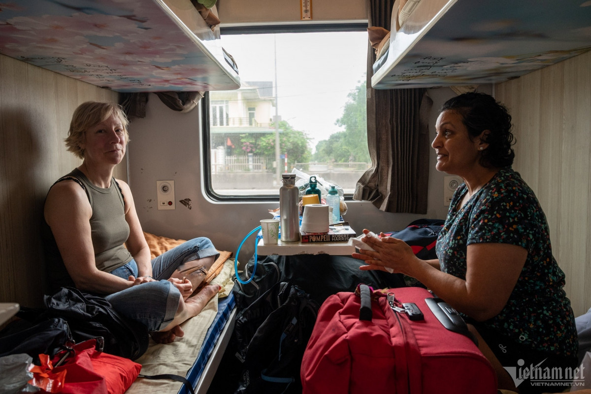 foreign tourists explore vietnamese landscapes by train picture 3