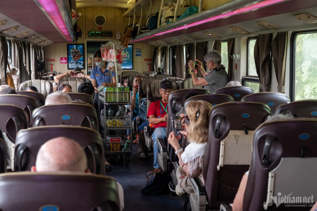 foreign tourists explore vietnamese landscapes by train picture 10