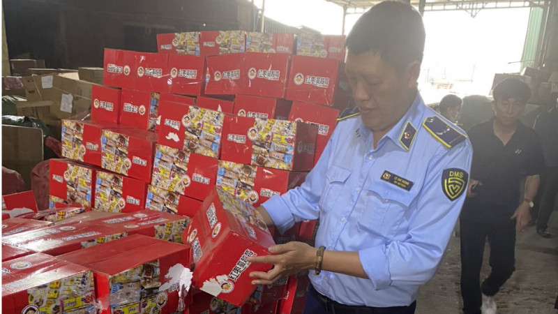 Tạm giữ 1.300 thùng bánh nội địa Trung Quốc nhập lậu bán trên mạng xã hội -0