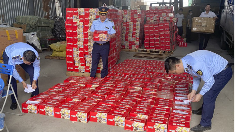 Tạm giữ 1.300 thùng bánh nội địa Trung Quốc nhập lậu bán trên mạng xã hội -0