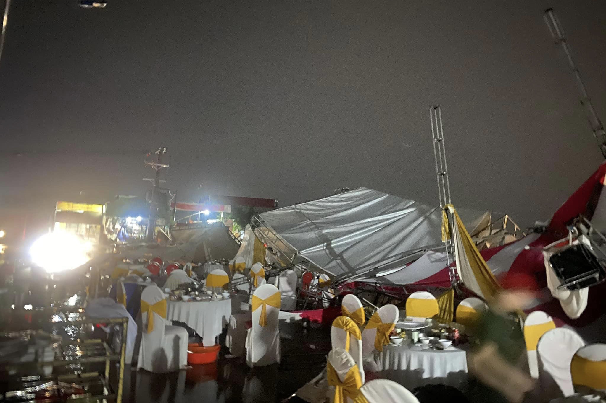 Gió lốc hất tung rạp cưới ở Đồng Nai, hàng trăm khách hoảng loạn