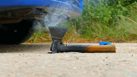 Xem dân Mỹ 'nghịch dại', lấy ô tô cán lên chiếc rìu vừa nung đỏ