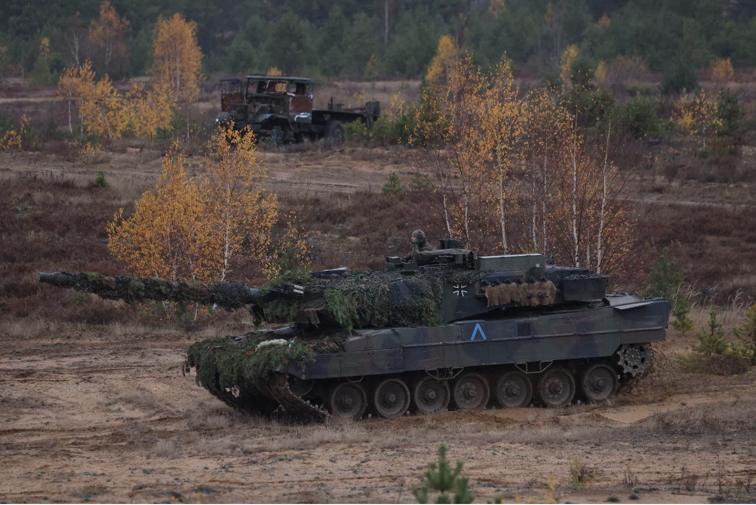 Nga nhấn chìm xe tăng Leopard-2 ở đầm lầy, Ukraine rút khỏi Bakhmut