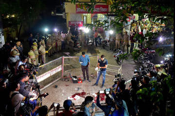 Cựu nghị sĩ Ấn Độ và em trai bị bắn chết trên truyền hình trực tiếp