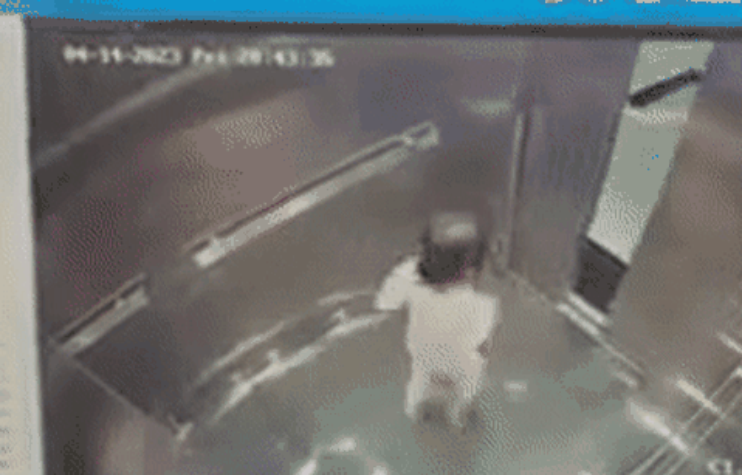 Bà cố gắng giải cứu cháu gái bị mắc kẹt trong thang máy ở Hà Nội