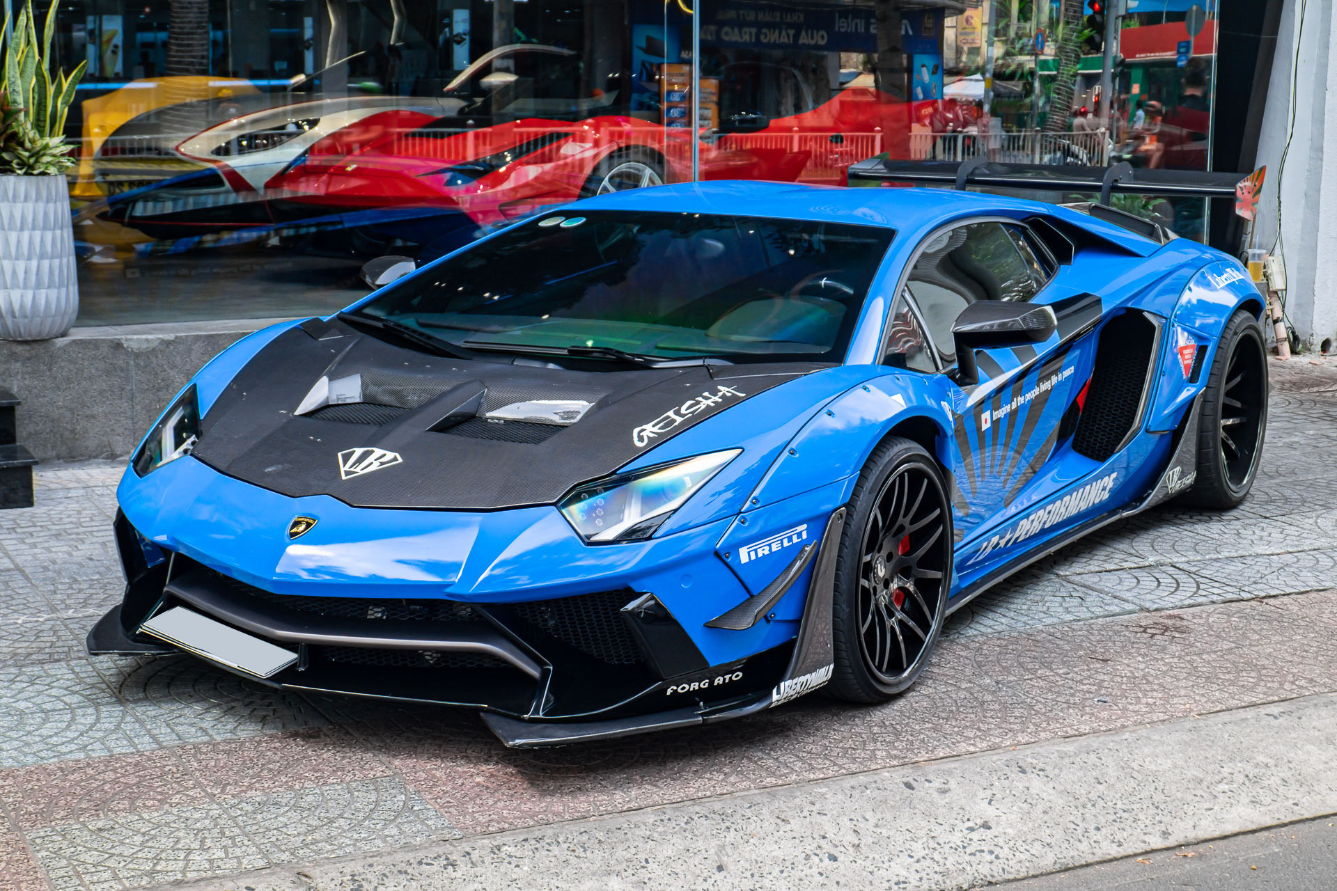 Cận cảnh siêu xe Lamborghini Aventador độ Liberty Walk độc nhất Việt Nam