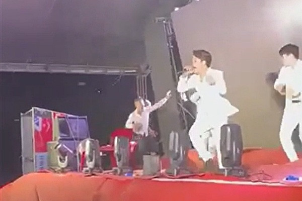 Ca sĩ TiTi (HKT) và vũ công bị màn hình led đè trúng người khi đang hát - 1