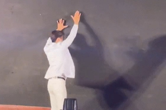 Ca sĩ TiTi (HKT) và vũ công bị màn hình led đè trúng người khi đang hát - 2