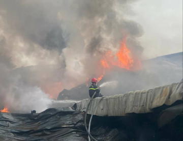 Cháy rụi xưởng sản xuất túi xách rộng 2.000m2 ở Long An