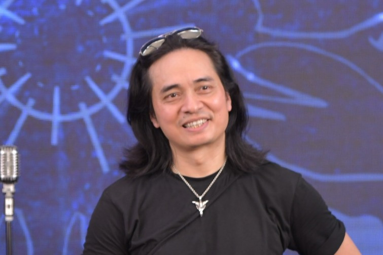 Bức Tường phối rock với nhạc giao hưởng, làm MV ở ga tàu điện ngầm