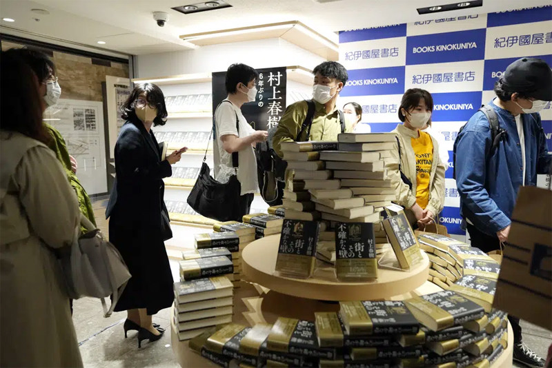 Người Nhật xếp hàng chờ mua cuốn sách của Murakami lúc nửa đêm