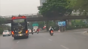 Nóng trên đường: Bị xe khách tông ngã, cô gái đứng dậy không hiểu xe máy đâu
