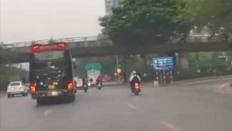 Nóng trên đường: Bị xe khách tông ngã, cô gái đứng dậy không hiểu xe máy đâu