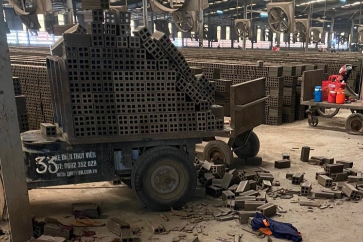 Xác định nguyên nhân tài xế xe chở gạch tử nạn ngay trong nhà xưởng - 1