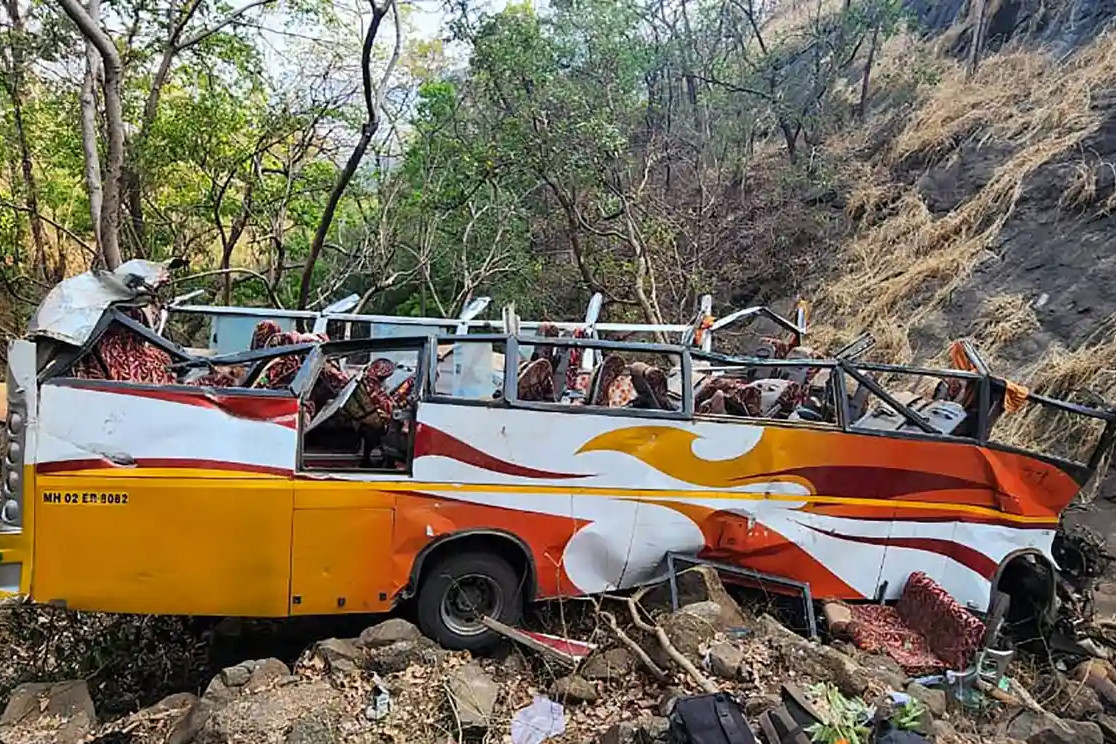 Xe buýt rơi xuống hẻm núi ở Ấn Độ, 13 người thiệt mạng