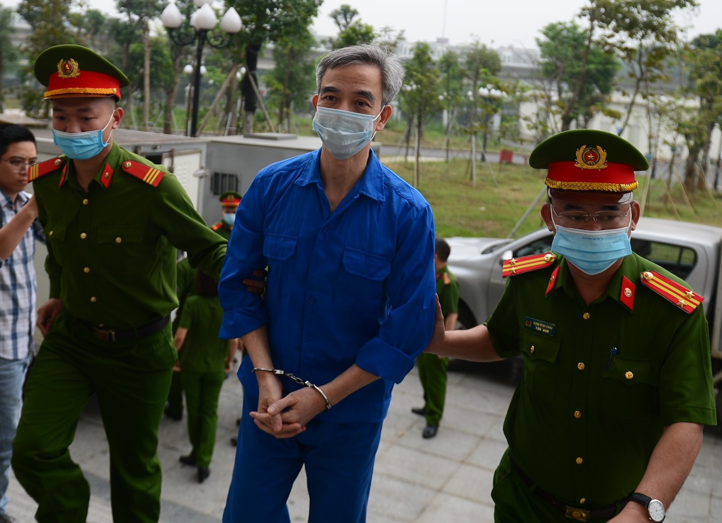 Hình ảnh dẫn giải cựu Giám đốc Bệnh viện Tim Hà Nội Nguyễn Quang Tuấn hầu tòa