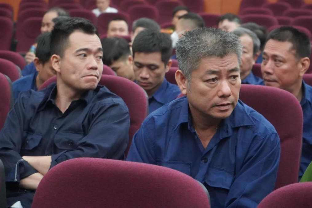 Lý do cha con trong vụ buôn lậu 200 triệu lít xăng được giảm án